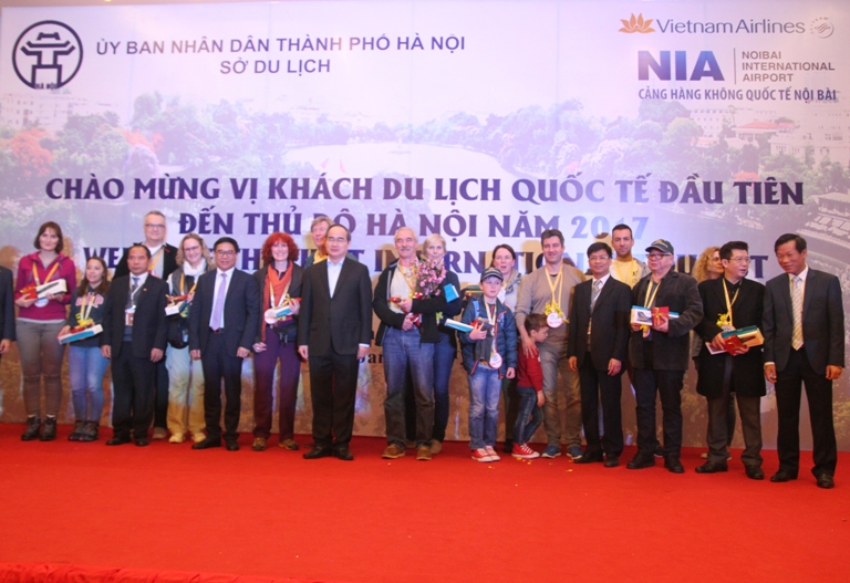 Du khách quốc tế 'xông đất' Hà Nội đến từ Đức ảnh 5